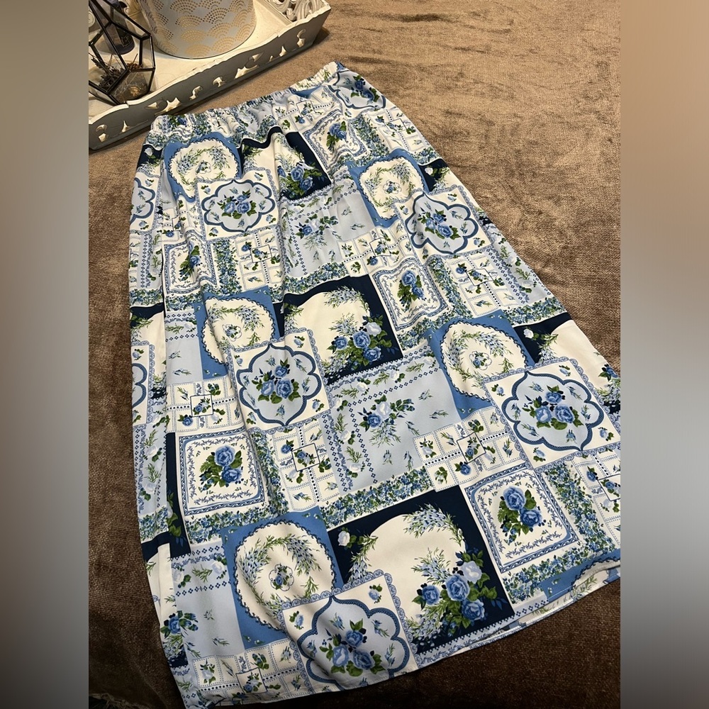 Abercrombie & Fitch Blue Patterned Maxi Skirt - Size Medium Petite